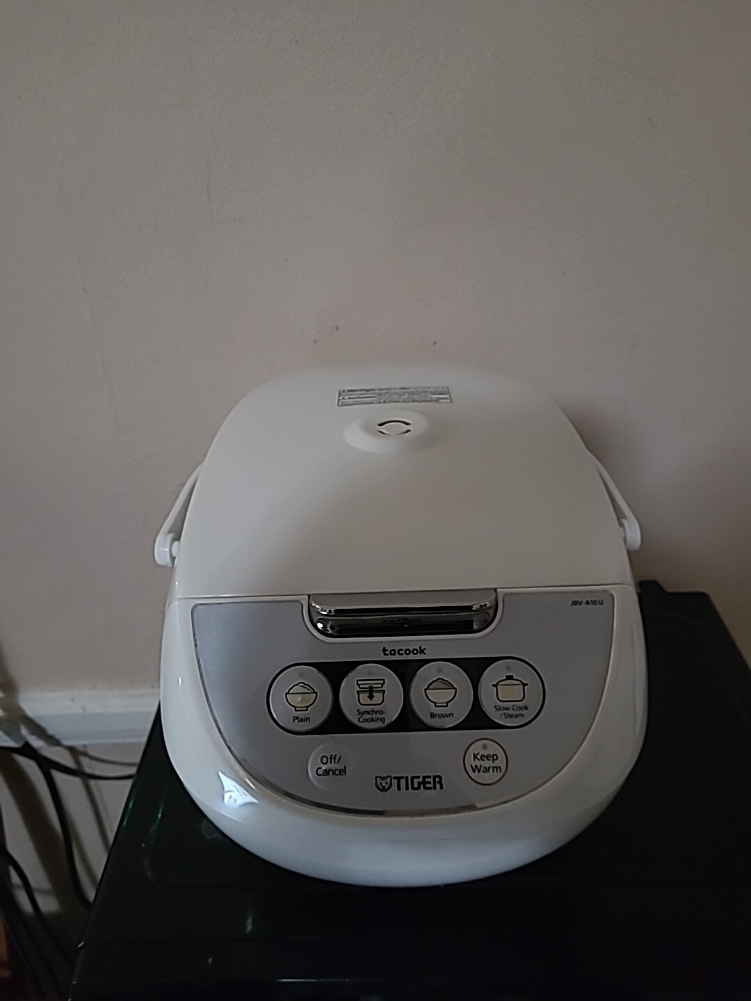 Tiger JBV-A10U 5.5 Cup Multi-Functional Rice Cooker, White Works Great.